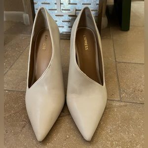 Express off white ivory asymmetrical pumps heels 7.5